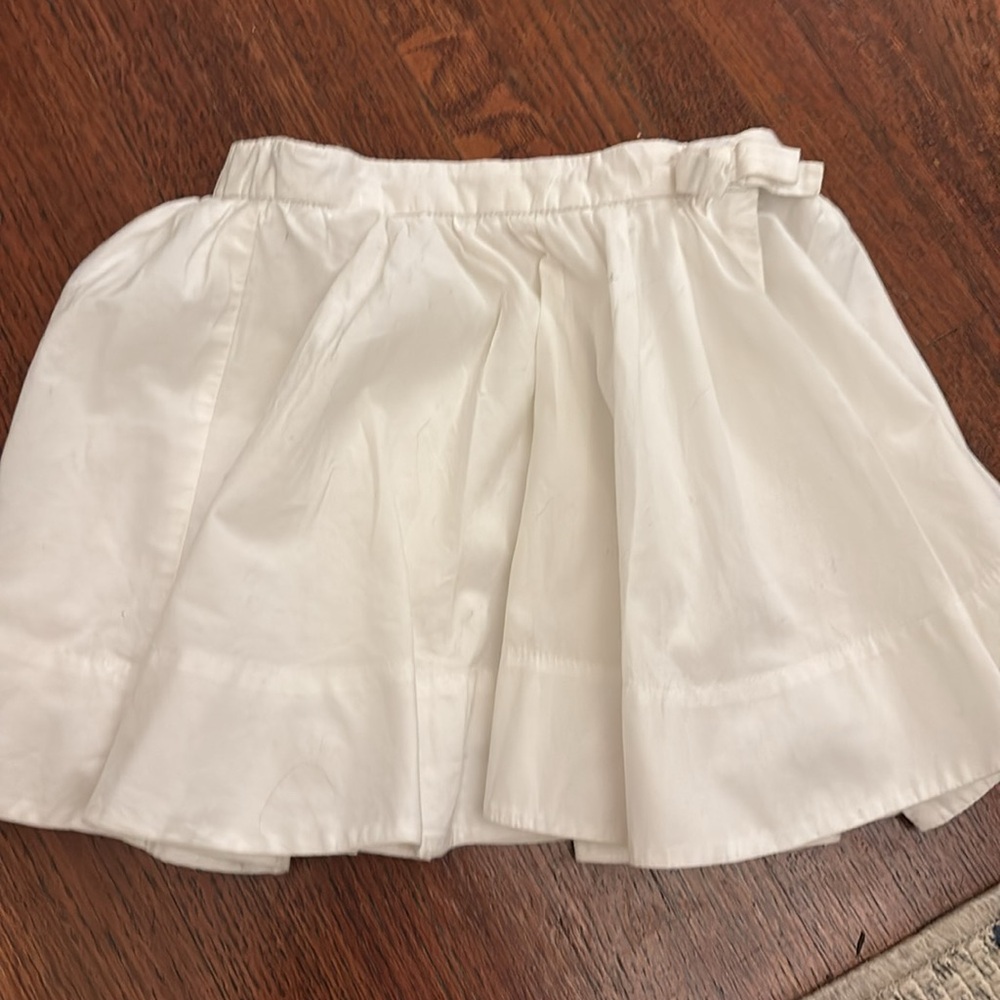 Burberry white girls skirt Sz is for a 12 to 24 my baby
